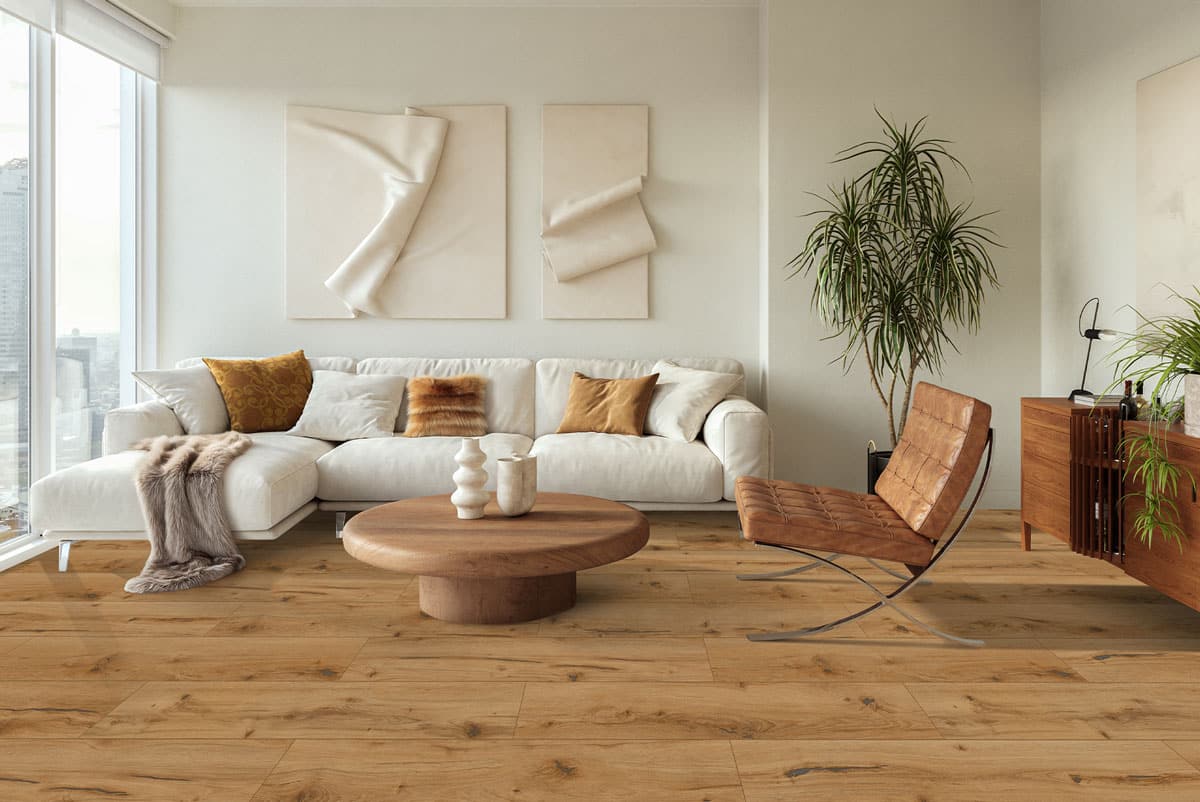 Wohnraum mit großen Fenstern und Holzoptikboden