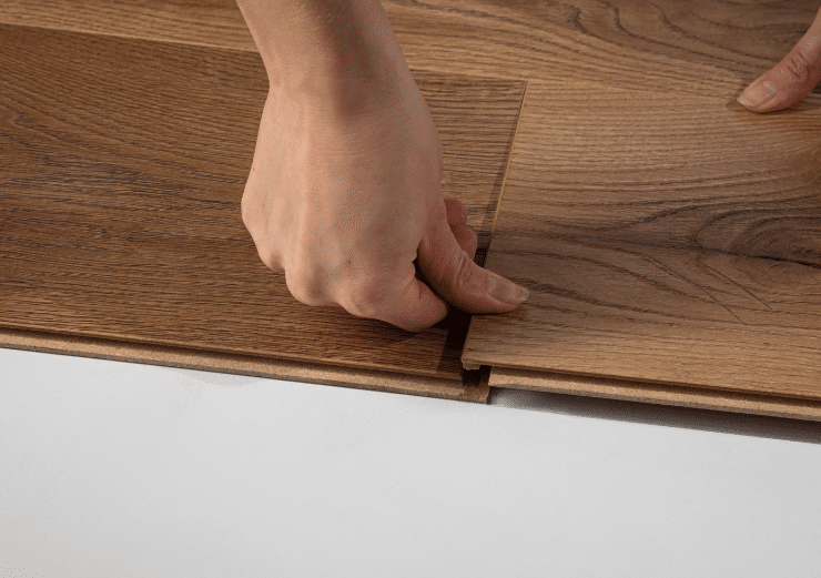 Jedna ręka klika jeden panel podłogowy w drugi