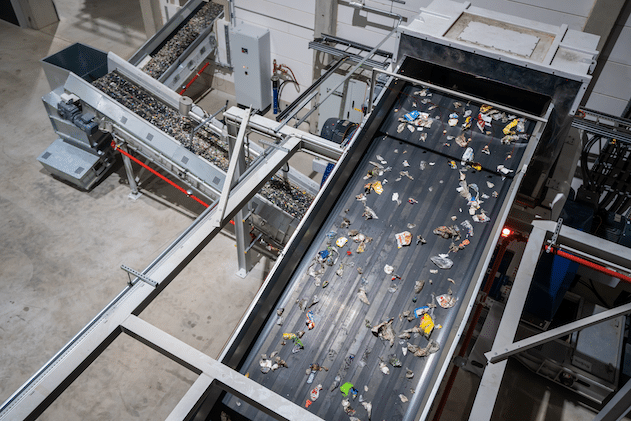 Recyklat Ceramin® na przenośniku taśmowym w zakładzie recyklingu