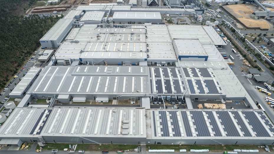 Zdjęcie lotnicze dużego kompleksu fabrycznego z dachami hal w Baruth autorstwa CLASSEN