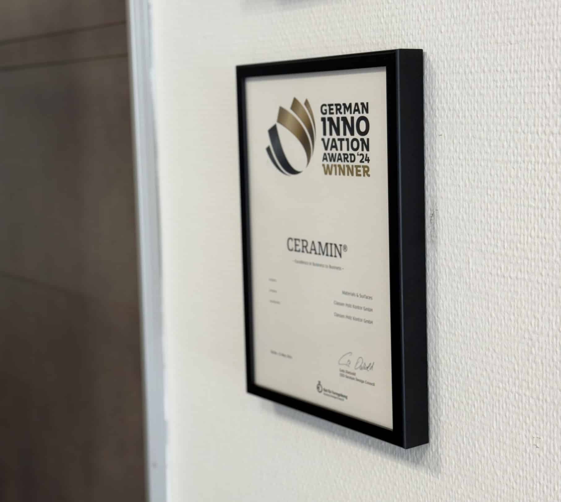 Oprawiony certyfikat wisi na białej ścianie