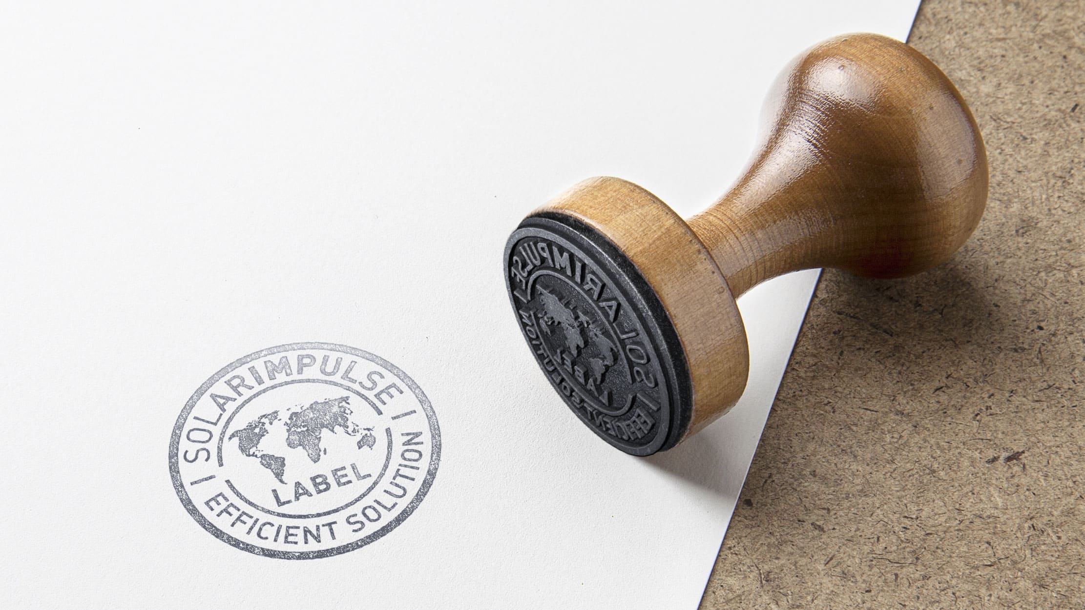 Drewniany stempel z nadrukiem na jasnym stole