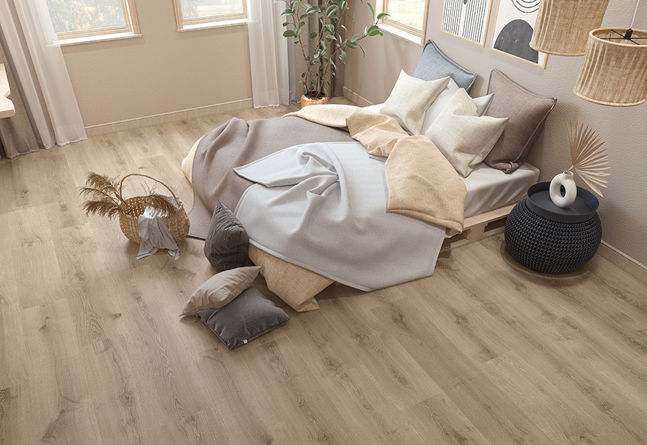 Sypialnia z jasną drewnianą podłogą i przytulnym krajobrazem łóżka
