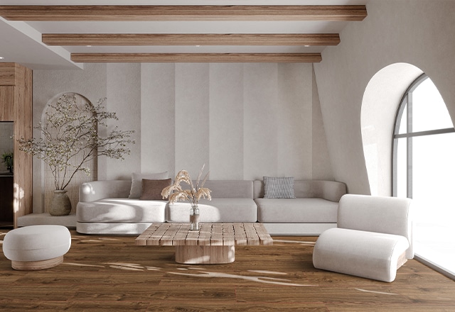 Jasny salon z dużą sofą i drewnianą podłogą