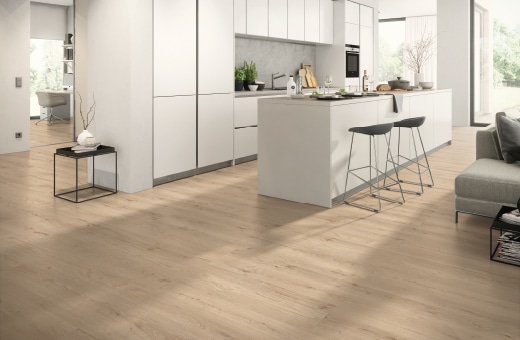 Kuchnia z jasnymi frontami i drewnopodobną podłogą