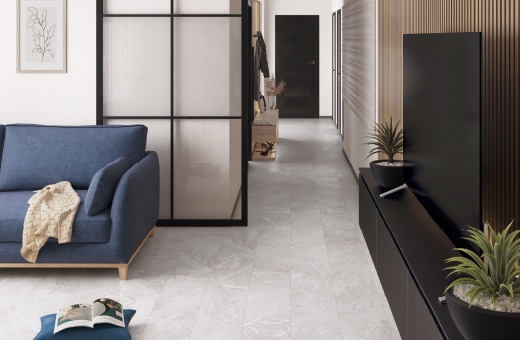 Przedpokój z ciemną podłogą i szklaną przegrodą