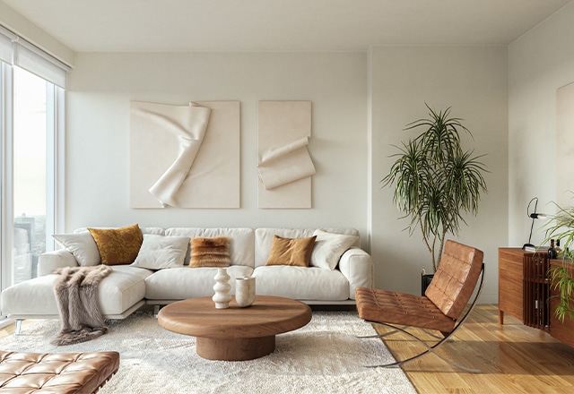 Salon z dużymi oknami i drewnianą podłogą