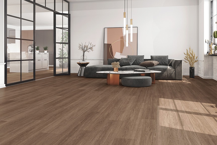 Salon z ciemną winylową podłogą i szarą sofą