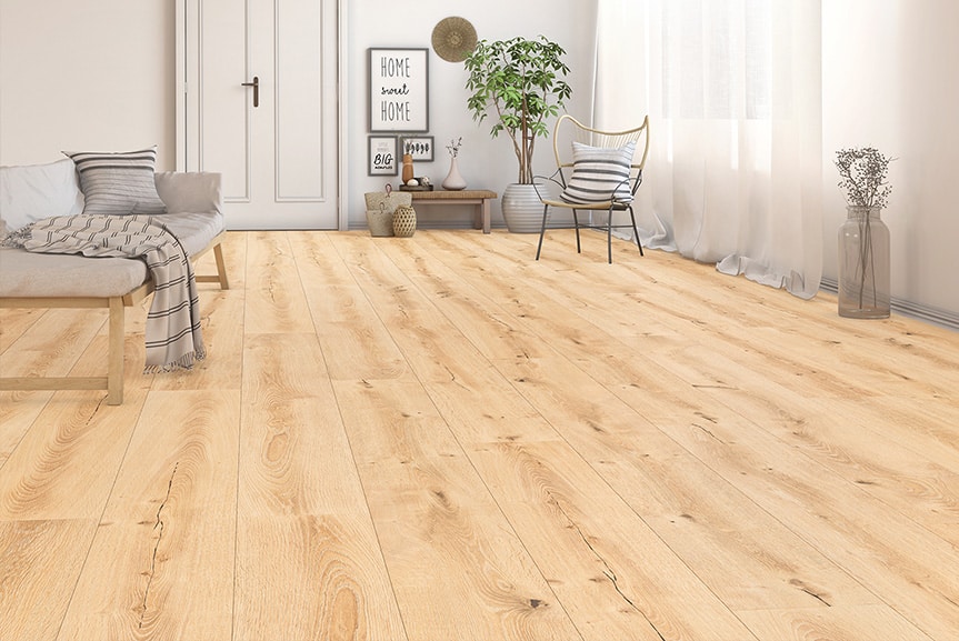 Pokój z jasną drewnianą podłogą i dużym oknem