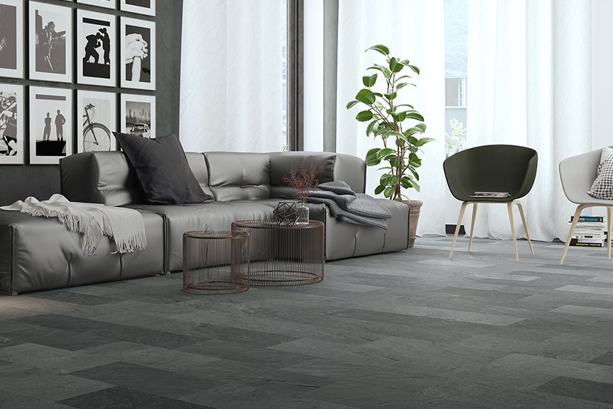 Salon z szarym dywanem i ciemną sofą