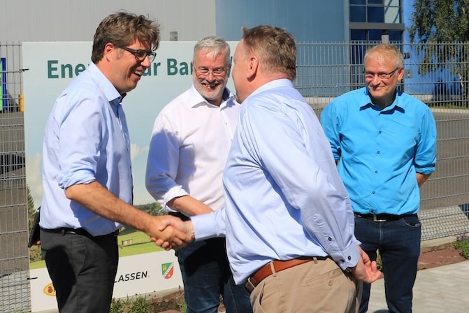 Handschlag bei einem Geschäftstreffen im Freien