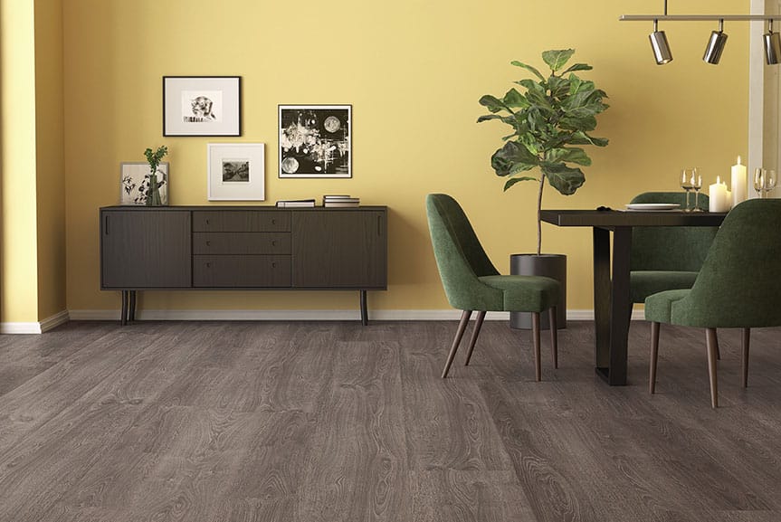 Jadalnia z zielonym akcentem - ciemna drewniana podłoga