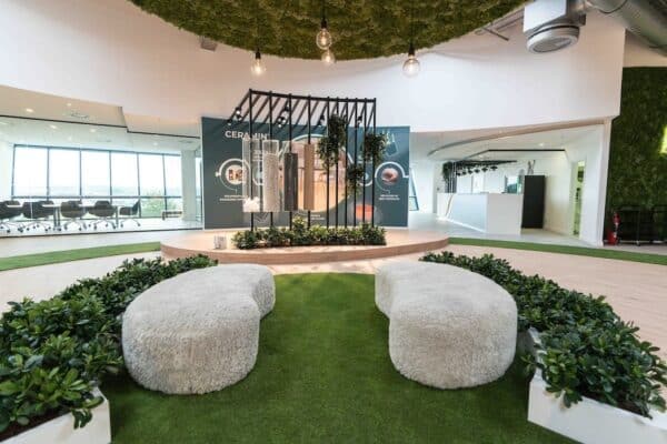 Recepcja z zielenią i zrównoważonym wystrojem wnętrz