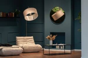 Nowoczesny showroom z dekoracjami ściennymi i designerskimi meblami