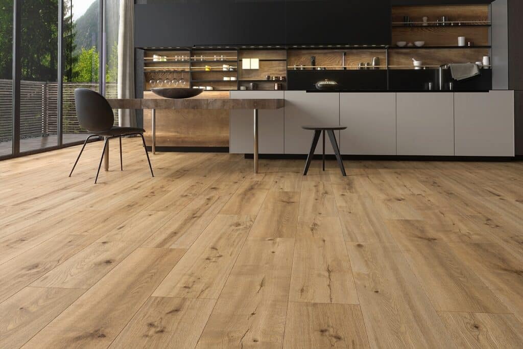 Moderne Küche mit hellem Vinylboden in Holzoptik