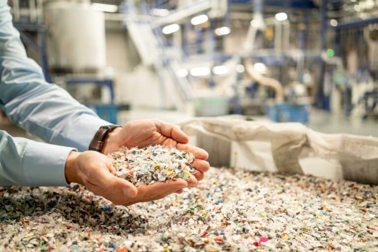 Pracownicy z kolorowymi surowcami wtórnymi w rękach